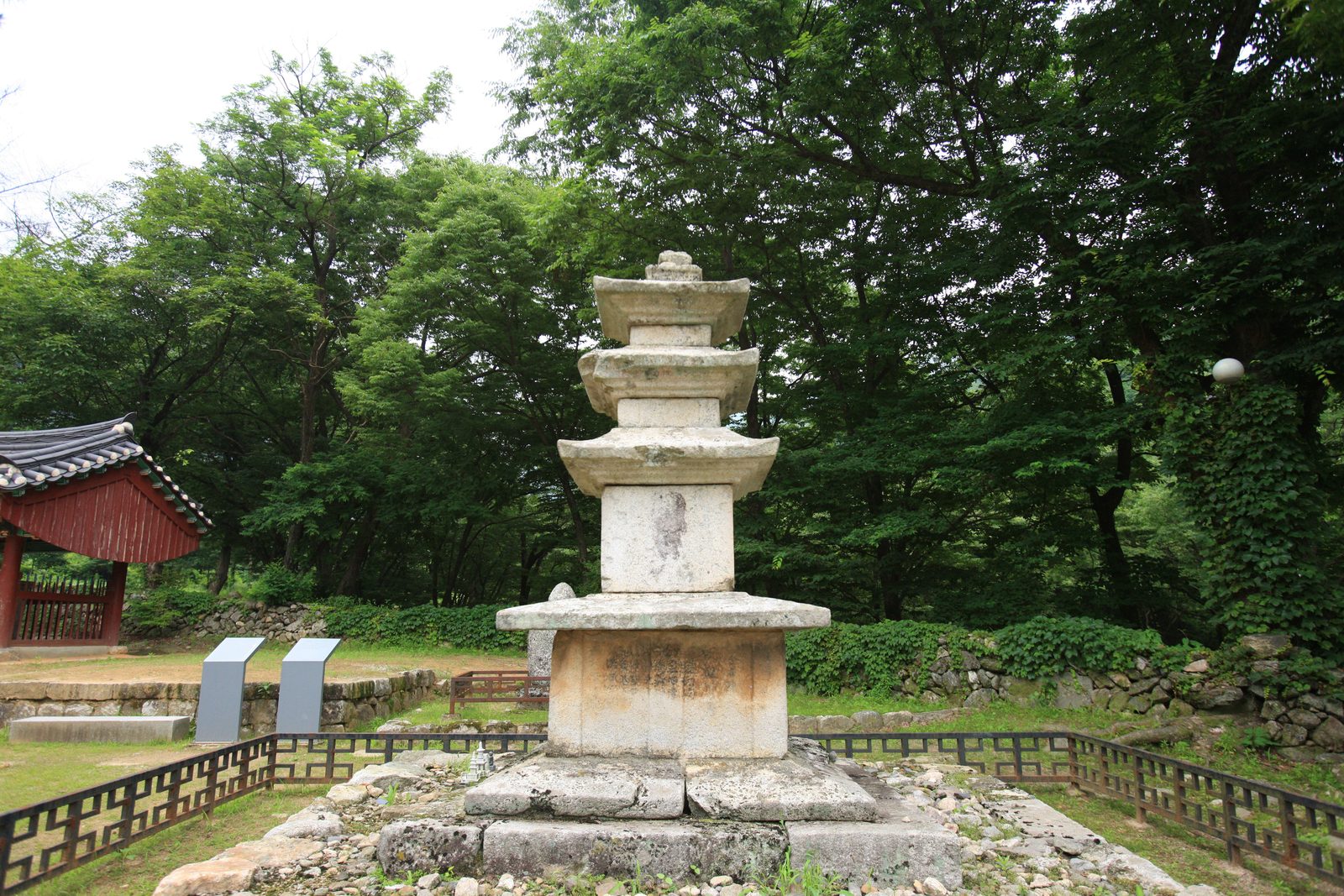 용문산 사나사 경내 삼층석탑이 여름 숲을 배경으로 서 있는 모습입니다.